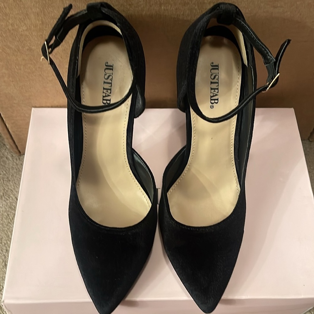 Black Pumps - Picture 2 of 5